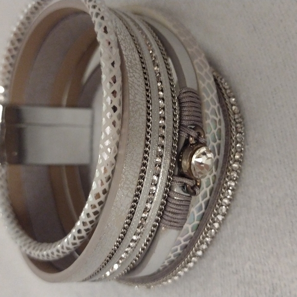 torrid Jewelry - NWT Torrid size 3/4 silver colored bracelet